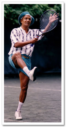 sri_chinmoy_playing_tennis.jpg