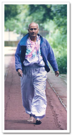 sri_chinmoy_walking.jpg